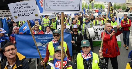 Pikieta OPZZ przed resortem rodziny. Domagają się emerytury stażowej