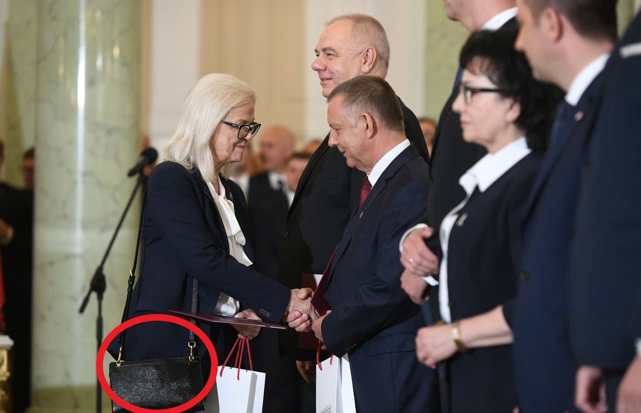 Bożena Borys-Szopa kurczowo trzymała torebkę. Ekspertka od etykiety analizuje stylizację minister