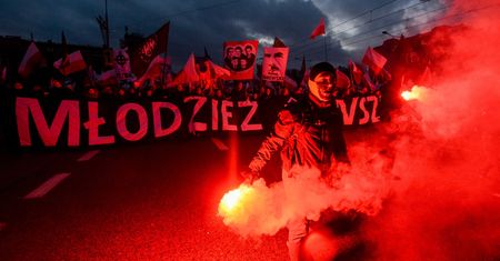 "Biała Europa", "Czysta krew", "Biała siła". Dziennikarka cytuje hasła marszu. Marek Jakubiak odpowiada "białą kawą"