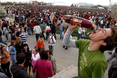 Hiszpańska młodzież bawi się i pije