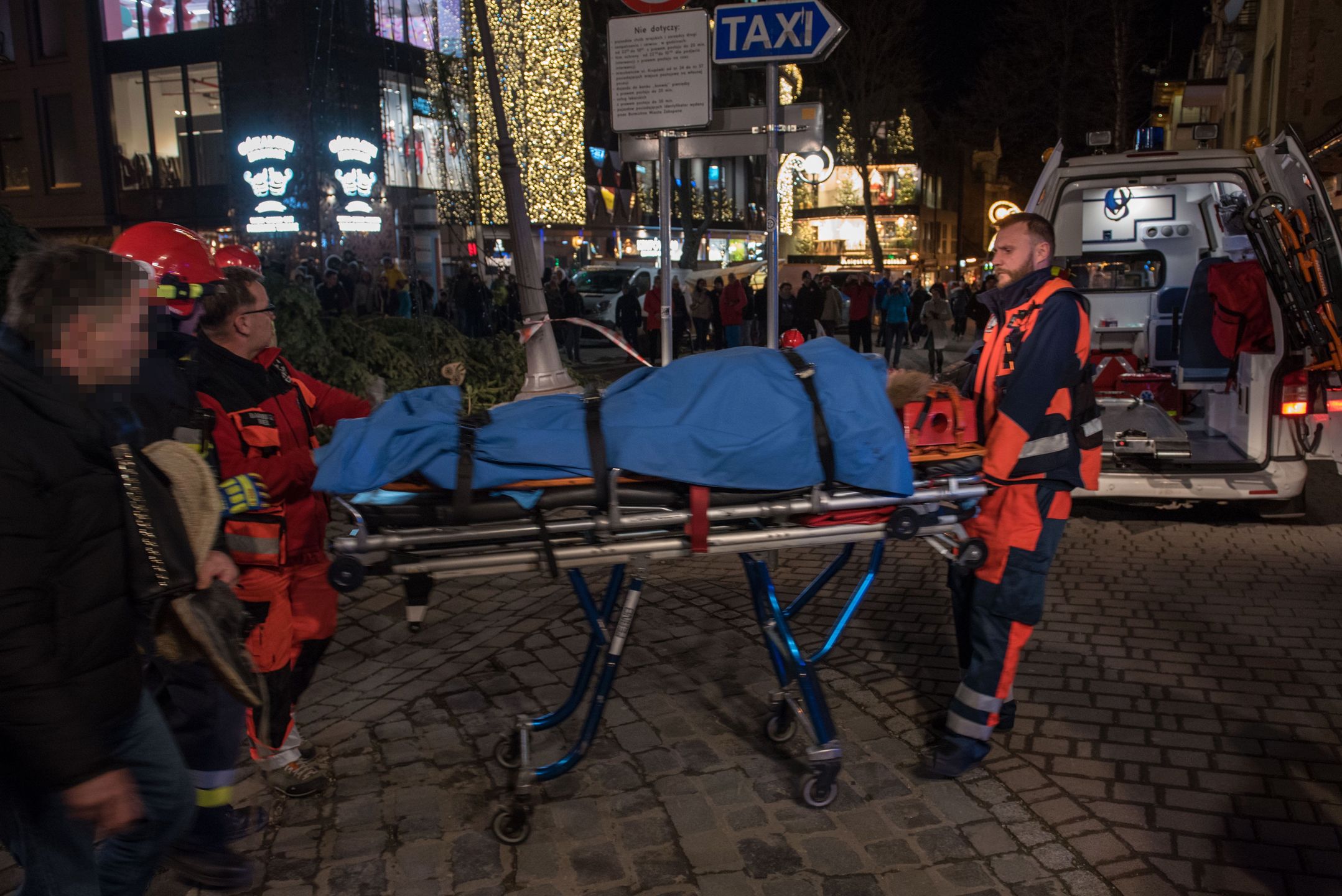 Zakopane. Krupówki. Halny przewrócił choinkę