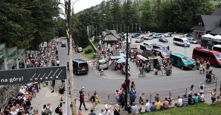 Zakopane. Tłumy pod Tatrami - korki na drogach dojazdowych i kolejki na szlakach