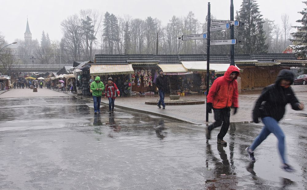 Zimna majówka w Tatrach. Deszcz i śnieg pokrzyżują wielu turystom plany