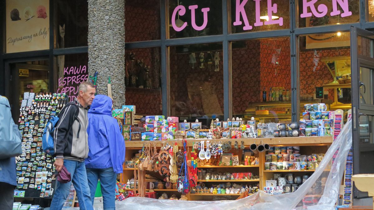 Krupówki z zamkniętymi sklepami to dla miłośników tego rodzaju "turystyki" prawdziwy cios.