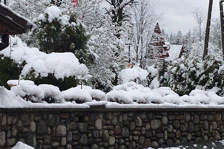 Zima wróciła do Zakopanego. Szlaki pokryte śniegiem, zagrożenie lawinowe w Tatrach