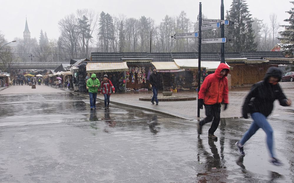 Zimna majówka w Tatrach. Deszcz i śnieg pokrzyżują wielu turystom plany