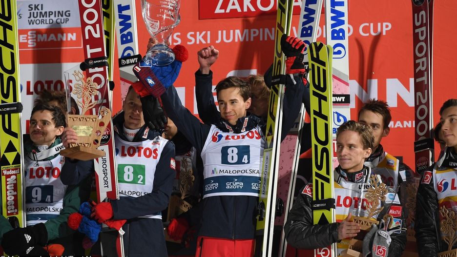 Skoki narciarskie w Zakopanem 2019. Gdzie obejrzeć transmisję z Pucharu Świata? Na zdjęciu dekoracja po konkursie drużynowym w Zakopanem w 2018 r.