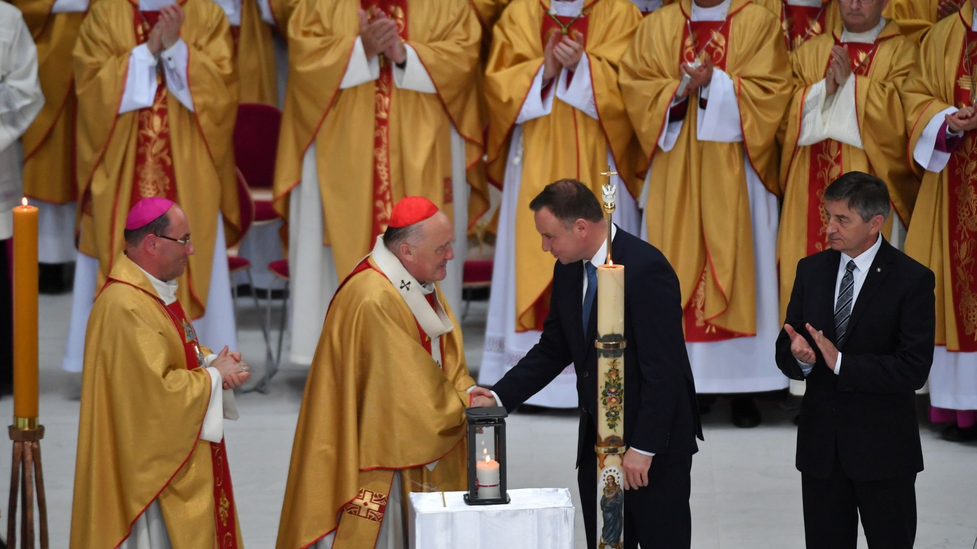 Abp. Kazimierz Nycz ściska dłoń prezydenta Andrzeja Dudy. Brawo biją Marek Kuchciński i biskupi