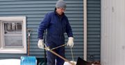 Przywiązał linę do trzonka łopaty do śniegu. Odśnieżanie stało się zdecydowanie prostsze