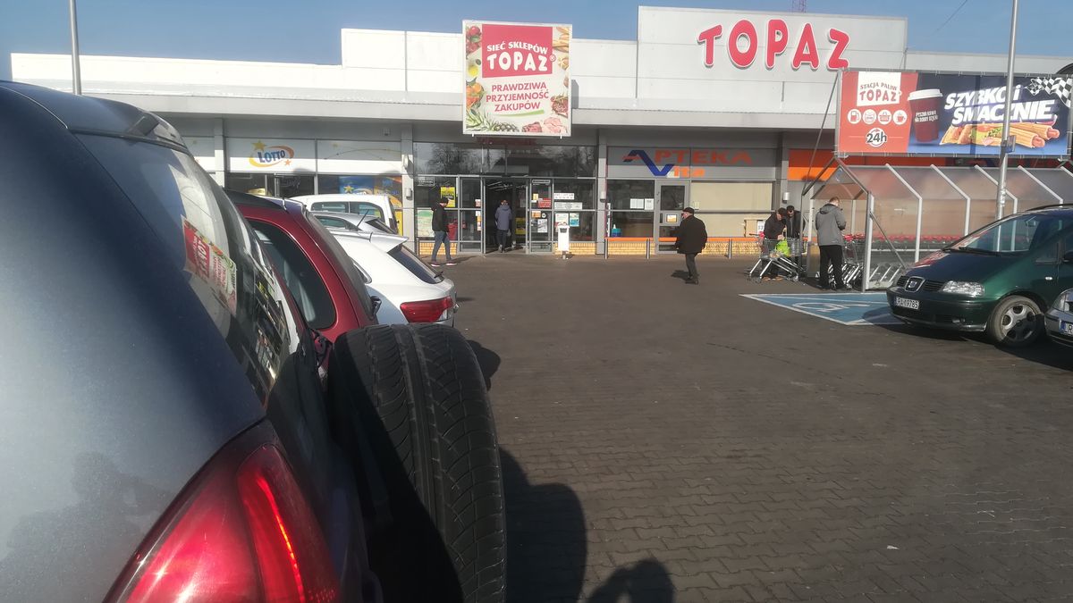 Na parking cały czas podjeżdżają kolejni klienci.