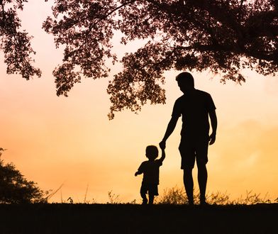 Sondaż. Czy Polacy popierają adopcję dzieci przez gejów?