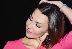 Anna Popek pozuje w szlafroku z książką