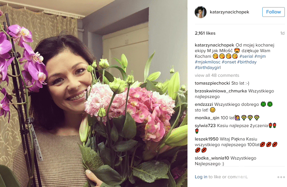 Katarzyna Cichopek dostała kwiaty z okazji 34 urodzin na planie M jak miłość
