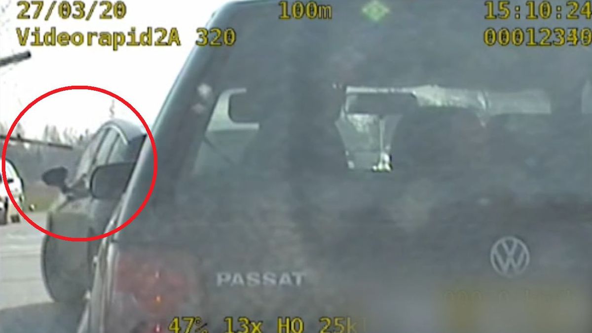 Kierowca opla w Świdniku slalomem bierze przejazd kolejowy