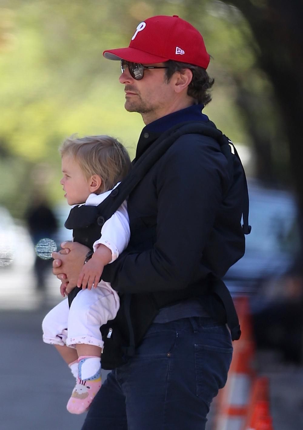 Bradley Cooper i Irina Shayk z córką Leą w parku