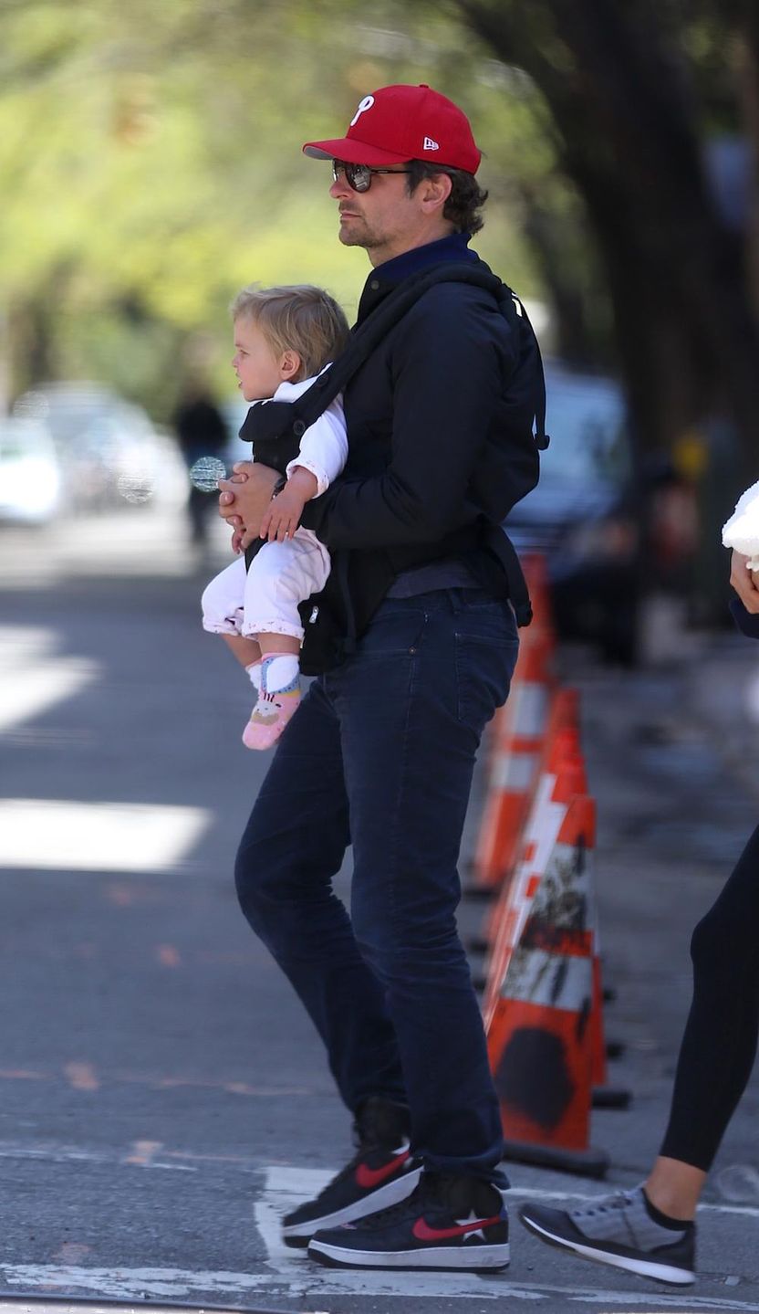 Bradley Cooper i Irina Shayk z córką Leą w parku