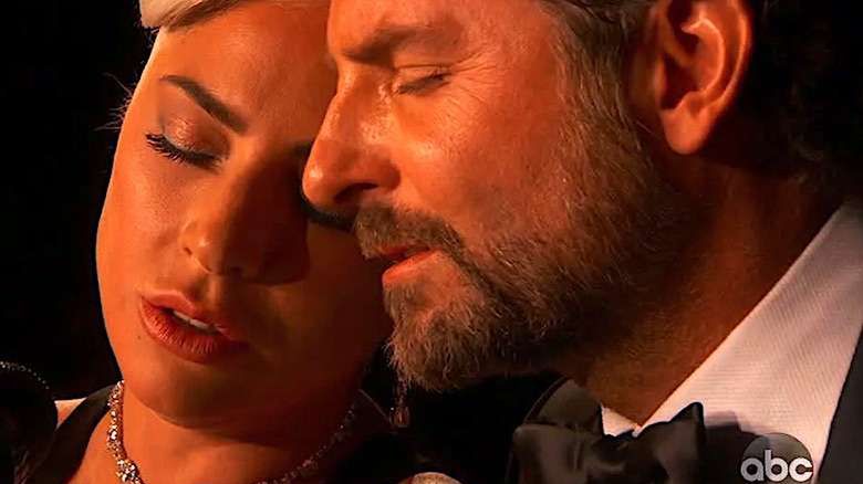 Lady Gaga i Bradley Cooper romans