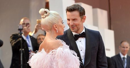 Fani są pewni, że Lady Gaga ma romans z Bradleyem Cooperem. Miał ją zdradzić tatuaż