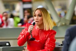 Jennifer Lopez w czerwonej obcisłej sukience. Wygląda obłędnie