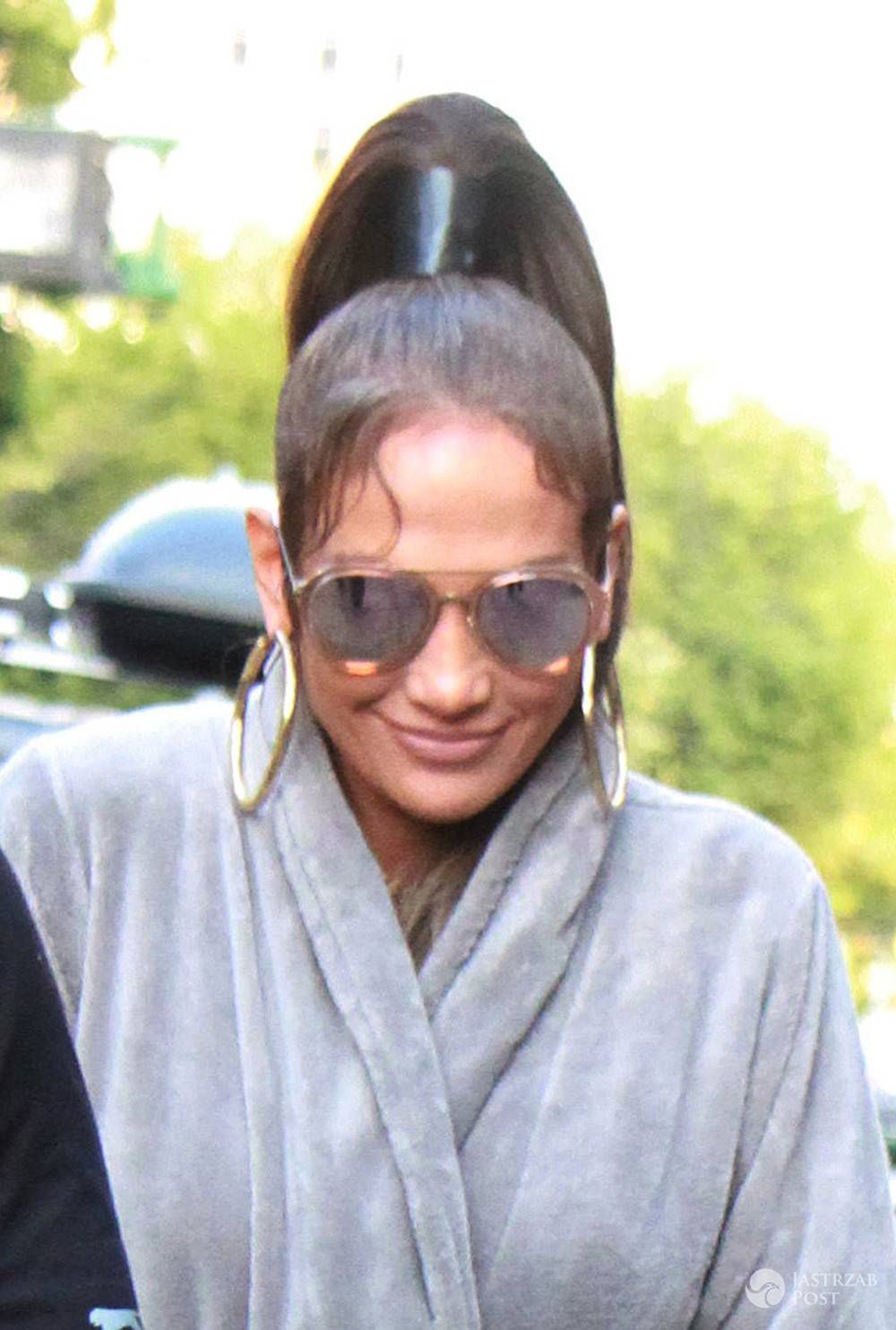 Jennifer Lopez w szlafroku na środku ulicy