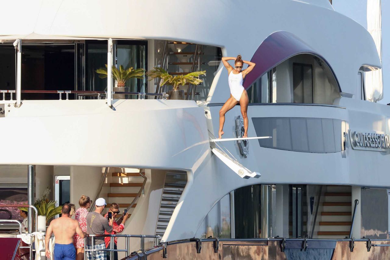 Jennifer Lopez pozuje na jachcie w Saint Tropez