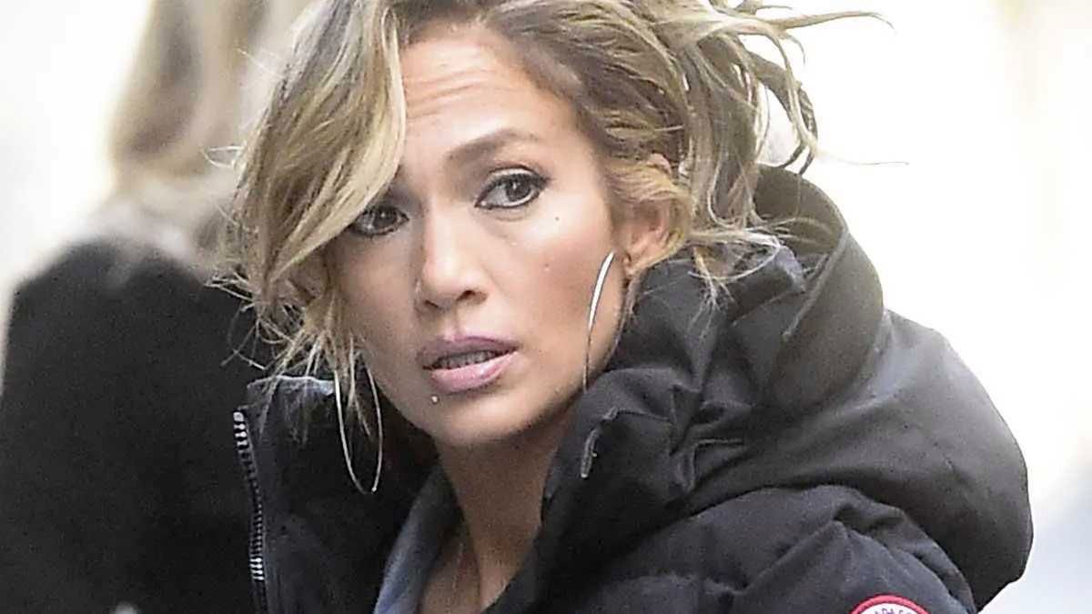 Jennifer Lopez w szerokich spodniach, białych adidasach i czapą z pompnikiem. Ubrała się jak nie ona