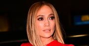 Jennifer Lopez w krótkich włosach i czerwieni. Wygląda zjawisko