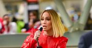 Jennifer Lopez w czerwonej obcisłej sukience. Wygląda obłędnie