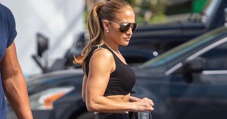 Jennifer Lopez spala tłuszcz na siłowni. Tylko spójrzcie na jej ramię