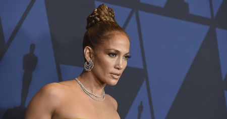 Wpadka modowa Jennifer Lopez. Suknia wyglądająca jak za długa peleryna