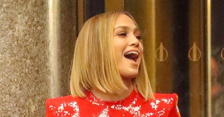 Jennifer Lopez ubrała bardzo obcisłą sukienkę. Wygląda pięknie, ale nie może się ruszać