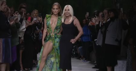 Google i Jennifer Lopez odtwarzają sukienkę Versace, dzięki której mamy Google Images
