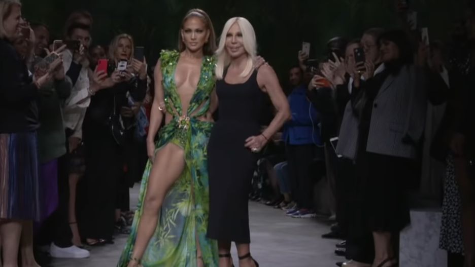 Jennifer Lopez i Donatella Versace na wiosennym pokazie