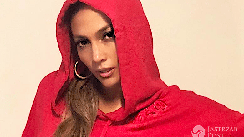 Jennifer Lopez w zniszczonej bluzie