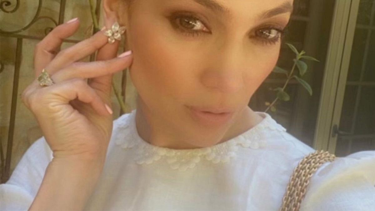 Jennifer Lopez zrobiła niespodziankę i pokazała się fanom w białej sukni. Nie zabrakło też pierścionka od Bena. Komplementom nie ma końca