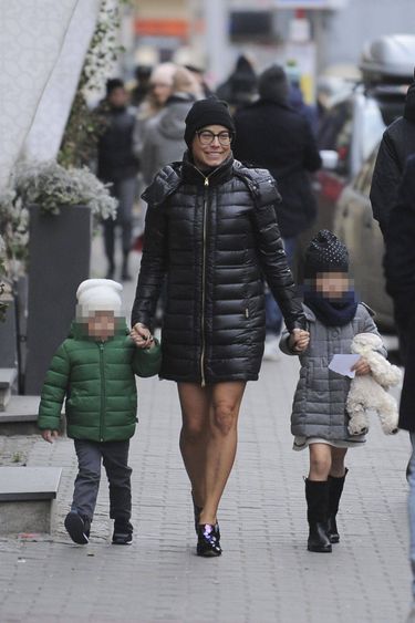 Anna Mucha na spacerze z dziećmi