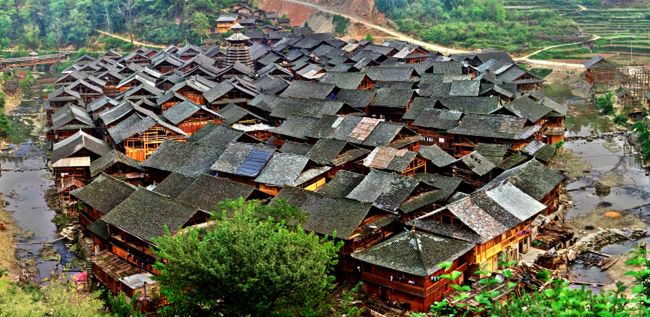 Domki we wiosce Zengchong, prowincja Kuejczou (fot. Grigvovan / Shutterstock.com) 