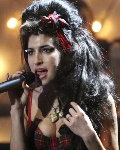 Amy Winehouse na pokazie mody w Paryżu