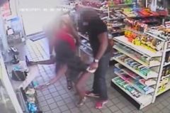 Dwie kobiety napastowały klienta sklepu. Wszystko nagrały kamery
