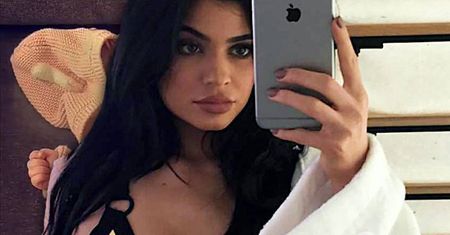 Tak słodkiego zdjęcia nie ma ani Mia ani Klara Lewandowska! Kylie Jenner pochwaliła się uroczą fotografią małej Stormi i podbiła internet!