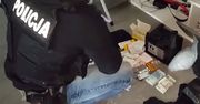 Policja u króla dopalaczy: Skuli ściany i zerwali podłogi, w skrytkach odnaleźli milion zł w gotówce i broń palną