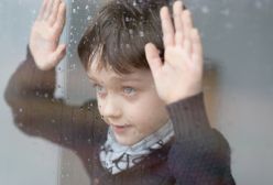 Sąsiad złapał chłopca, który wypadł przez okno. Przerażające nagranie