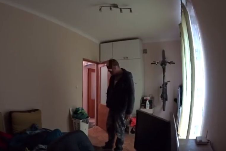 Budowlaniec wszedł do pokoju w remontowanym mieszkaniu. Właściciel nagrał jego zachowanie 
