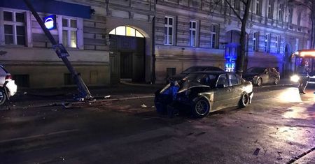 Opole. BMW uderzyło w latarnię. Ta wpadła do mieszkania i raniła właścicielkę