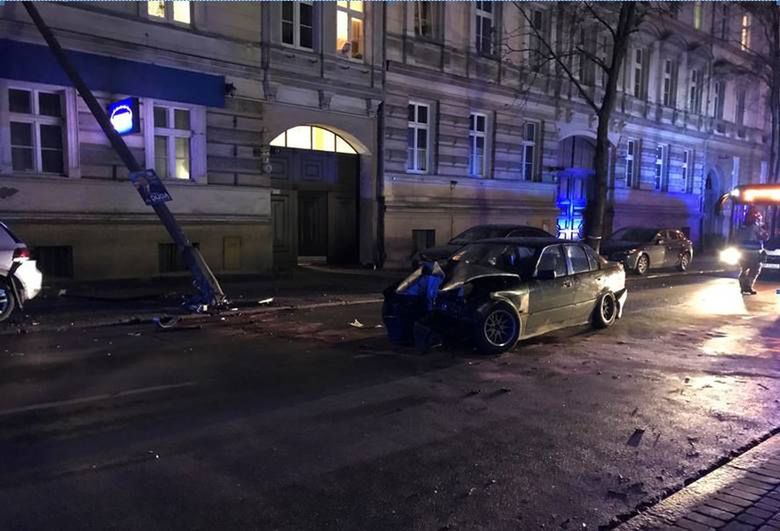 Opole. 22-letni kierowca BMW uszkodził zaparkowany samochód oraz latarnię