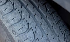 Przebijał opony samochodów działaczy PiS. Prokuratura zwraca się o pomoc prawną do Szwecji