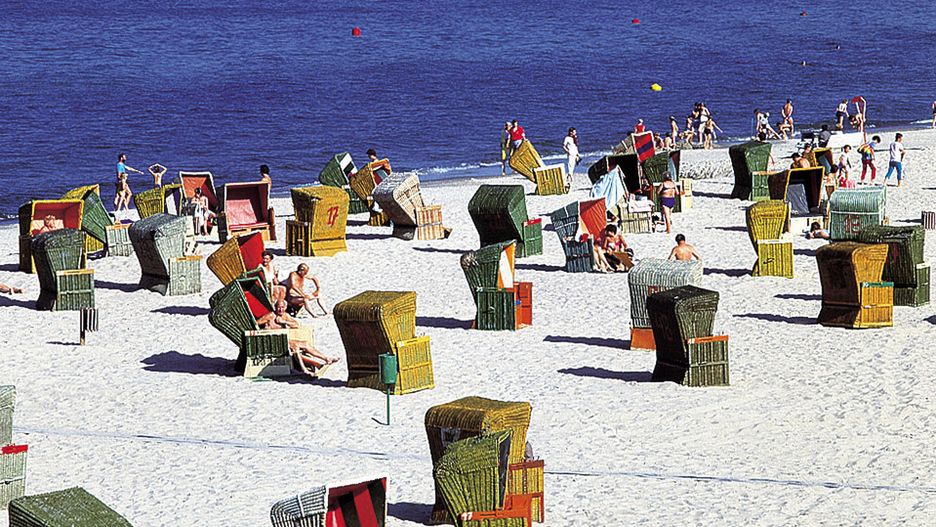 W PRL-owskim Sopocie pełni plażowego obrazka dopełniały wiklinowego kosze, rozstawione na plażach przed Kasino Hotelem i Łazienkami Południowymi