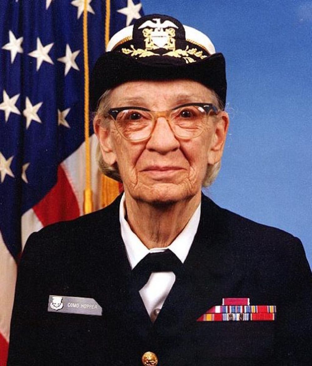 Grace Hopper 1986 przeszła w stan spoczynku w stopniu kontradmirała 