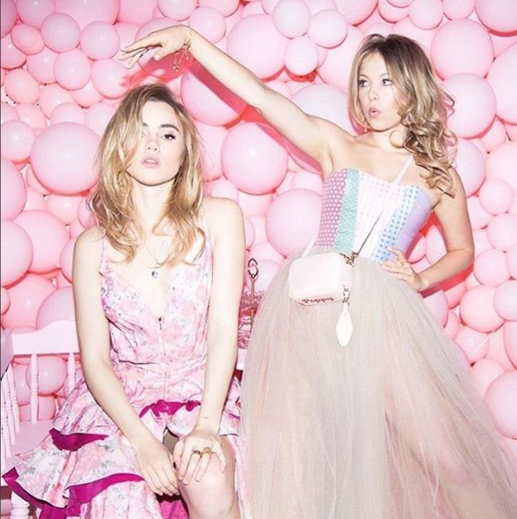 Suki Waterhouse i Poppy Jamie razem w sesji zdjęciowej