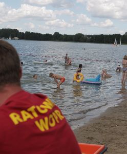 Polacy kochają spędzać czas nad wodą, ale pływać nie potrafią. Nowy sondaż